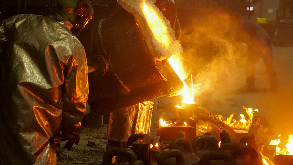 Airset casting at Eagle Alloy: pouring airset mold